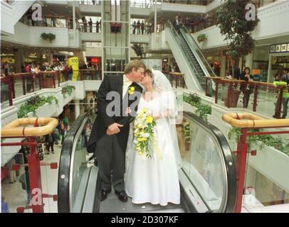 Il primo matrimonio di Britains in un centro commerciale si è svolto a Redhill, Surrey con il matrimonio di Deborah Lane e Damian Clapp.The coppia sono stati sposati al centro commerciale Belfry che ha ottenuto una licenza speciale per organizzare matrimoni. * 22/01/02: Si prevedeva che un Libro bianco del governo svelasse i piani per il più grande shake-up di matrimoni civili in quasi due secoli, suggerendo che non è più il luogo che è autorizzato per il matrimonio, ma la persona che conduce la cerimonia. Foto Stock