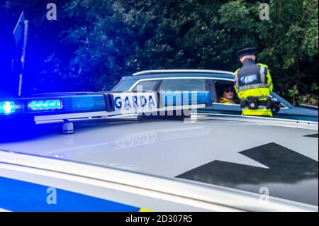 Glengarriff, West Cork, Irlanda. 7 Ott 2020. Gardai uomo un checkpoint alla periferia di Glengarriff questa mattina come tutto il paese va in COVID-19 livello 3 restrizioni. Gardai sta operando 132 checkpoint in tutto il paese con circa 2,500 ufficiali coinvolti nell'operazione Fanacht. Credit: AG News/Alamy Live News Foto Stock