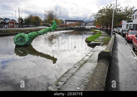 Una decorazione Hallowe'en nel canale di Newry, County giù succombs al tempo cattivo. Foto Stock