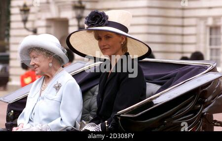 Sophie Rhys-Jones, la fidanzata del Principe Edoardo, e la Regina Madre partono da Buckingham Palace a Londra in una carrozza a cielo aperto per la Trooping the Color alla Horseguards Parade. La cerimonia segna il compleanno ufficiale della Regina. Foto Stock