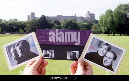 Un pacchetto di francobolli speciali che commemora il matrimonio tra il Principe Edoardo e Sophie Rhys-Jones di fronte al Castello di Windsor. I francobolli, al prezzo di 26p e 64p, portano le uniche fotografie ufficiali della coppia scattate dal fotografo John Swannell. * durante una seduta speciale al Castello di Windsor. Foto Stock