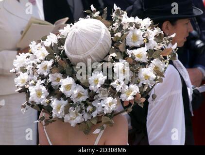 Una fan femminile indossa un cappello floreale dal design intricato, il primo giorno dell'annuale incontro Royal Ascot Horse Racing. Foto Stock