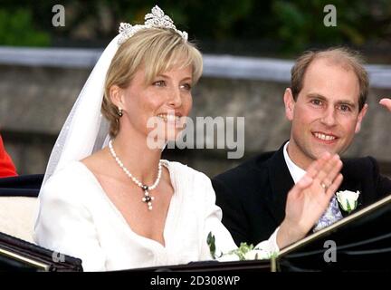 S.A.R. il Principe Edoardo e la sua sposa Sophie Rhys-Jones, che in seguito sarà conosciuta come conte e contessa di Wessex, lasciano la Cappella di San Giorgio nel Castello di Windsor in una carrozza a cielo aperto dopo il loro matrimonio. Foto Stock