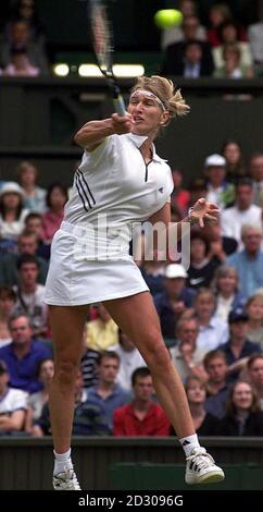 Nessun uso commerciale. Steffi Graf di Germay in azione durante la sua partita contro Mariaan De Swardt a Wimbledon. Foto Stock