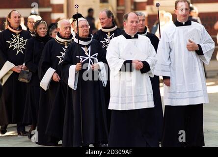 Clergymen al di fuori della Cattedrale di Westminster, dove si svolgeranno i funerali del Cardinale Basil Hume, capo della Chiesa Cattolica Romana in Inghilterra e Galles dal 1976. * l'arcivescovo di Canterbury, e i primi ministri di Gran Bretagna e Irlanda erano attesi tra i lutto. Il Cardinale Hume morì il 17 1999 giugno, due mesi dopo aver annunciato di aver sofferto di cancro addominale inoperabile. Foto Stock