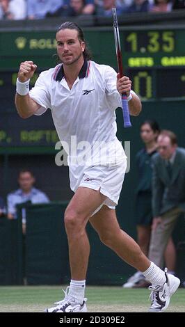 Nessun uso commerciale. Pat Rafter celebra la sua vittoria su Thomas Enqvist di Svezia, nella loro partita ai Campionati di tennis di Wimbledon 1999. Foto Stock