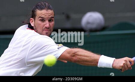 Nessun uso commerciale: Patrick Rafter (Australia) in azione durante la sua partita contro il tedesco Boris Becker (Germania) al Wimbledon Tennis Championships. Foto Stock