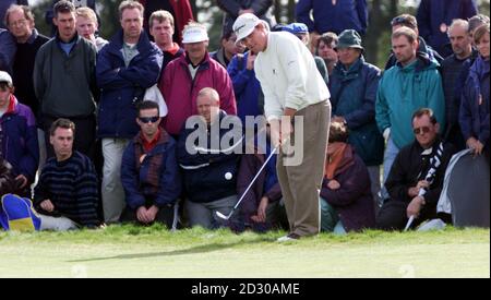 L'americano Justin Leonard si fiches dal margine della 17a buca durante la terza giornata del British Open Golf Championship 1999 a Carnoustie, Scozia. Foto Stock