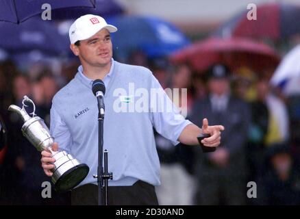 Paul Lawrie, scozzese, parla alla folla dopo aver vinto il British Open Golf Championship 1999 a Carnoustie, Scozia, dopo una partita con Justin Leonard e Jean Van De Velde. Foto Stock