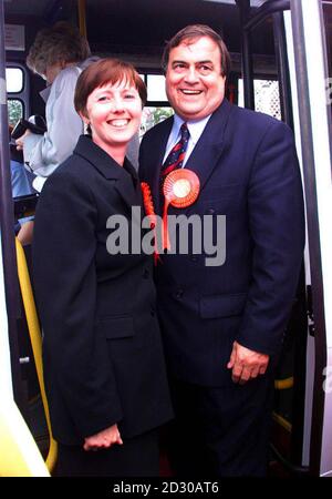 Il vice primo ministro John Prescott e il candidato del Partito laburista per la by-elezione di Eddisbury, Margaret Hanson chiacchiera con il pubblico mentre viaggiava su un 'bus rurale' per la loro campagna a Nantwich, Cheshire. Foto Stock