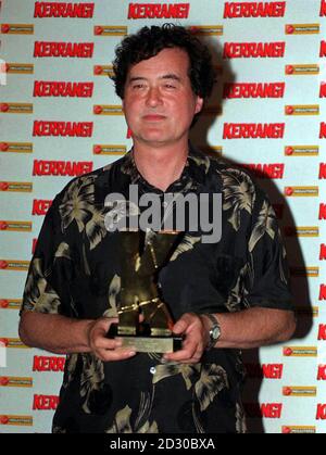 Chitarrista con la band LED Zeppelin, Jimmy Page che è entrato nella Kerrang Hall of Fame, durante la cerimonia di premiazione musicale Kerrang tenutasi al Cumberland Hotel, Londra. Foto Stock