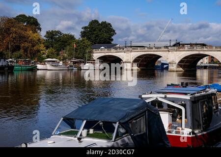 Londra UK Ottobre 06 2020, Kingston Bridge Crossing the River Thames Foto Stock