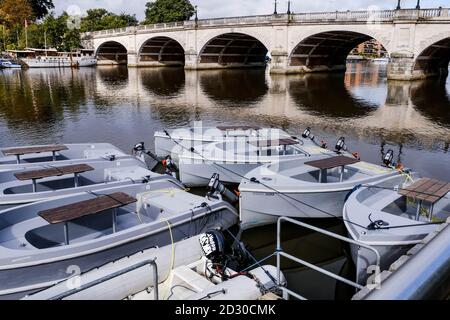 Londra UK Ottobre 06 2020, Kingston Bridge Crossing the River Thames Foto Stock