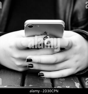 Londra UK Ottobre 06 2020, primo piano di UNA giovane donna Holding e utilizzando il suo smartphone Checking NHS Track and Trace per COVID-19 Foto Stock