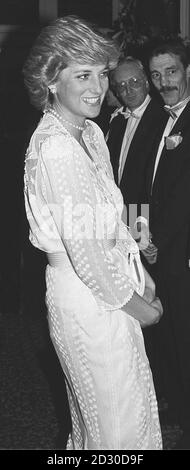 Diana Princess of Wales partecipa a un concerto al London Palladium, indossando un abito creato dalla stilista Zandra Rhodes. 14/09/99 la veste bianca è uno dei quattordici abiti di proprietà della principessa che saranno esposti nella sua ex casa, Kensington Palace. * tutti gli abiti appartengono al collezionista americano Maureen Rorech-Dunkel, che li acquistò in un'asta di Christie nel 1997. Foto Stock