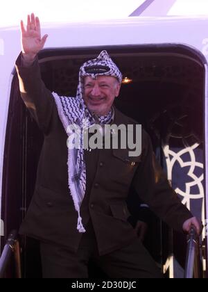 Il presidente della Palestina Yasser Arafat lascia l'aeroporto di Shannon, in Irlanda, dopo aver avuto colloqui sul processo di pace in Medio Oriente con il primo ministro irlandese Bertie Ahern, durante una sosta di rifornimento durante il suo viaggio verso le Nazioni Unite a New York. Foto Stock