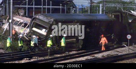 Il relitto di due treni si trova sulle rotaie a ovest di Londra dopo un incidente. Un certo numero di passeggeri si temeva di essere morti nell'incidente, e centinaia di altri sono stati feriti quando due treni della linea principale si sono scontrati vicino alla stazione di Paddington a Londra all'altezza dell'ora di punta del mattino. * le carrozze sono state impostate in modo assoltito a causa della collisione e del deragliamento, e decine di passeggeri sono stati ancora intrappolati due ore dopo l'incidente a circa due miglia dalla stazione della linea principale di Paddington. Guarda la storia di PA RAL Crash. PA foto: Neil Munns Foto Stock