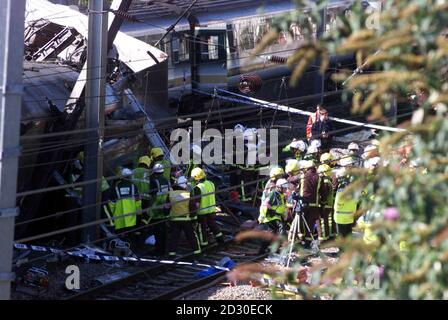 I soccorritori circondano la scena di un incidente ferroviario nella zona ovest di Londra. Un certo numero di passeggeri si temeva di essere morti nell'incidente, e altri 100 sono stati feriti quando due treni principali hanno urtato vicino alla stazione di Paddington a Londra all'altezza dell'ora di punta del mattino. * le carrozze sono state impostate in modo assoltito a causa della collisione e del deragliamento, e decine di passeggeri sono stati ancora intrappolati due ore dopo l'incidente a circa due miglia dalla stazione della linea principale di Paddington. Foto Stock