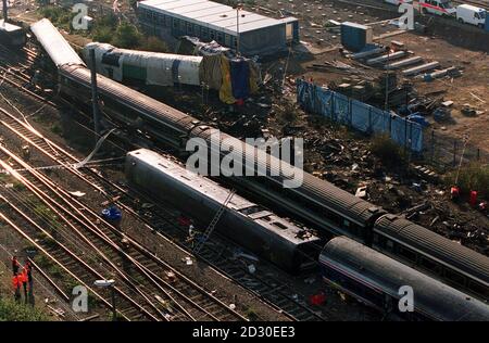 Una vista aerea del relitto di due treni vicino alla stazione di Paddington, a ovest di Londra. I treni si scontrarono la mattina del 5/10/99, e la polizia delle nightfall confermò che 26 persone erano morte. Foto Stock