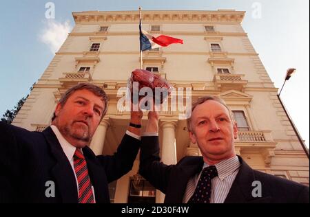 Il ministro dell'agricoltura ombra Colin Breed MP (a sinistra) e il presidente liberaldemocratico Whip Paul Tyler MP, hanno presentato all'ambasciatore francese un giunto di 8 libbre di carne bovina britannica e hanno messo in guardia da una possibile guerra commerciale con il suo paese. * la carne bovina grattugiata è stata consegnata a Daniel Louis Bernard presso l'ambasciata francese a Knightsbridge, nel centro di Londra, nel tentativo di convincere la Francia a revocare il suo divieto di carne bovina. Foto Stock