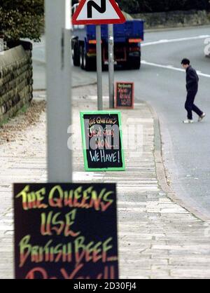 Protesta al di fuori del Queens Public House Restaurant presso l'Apperley Bridge vicino a Bradford, dove sono stati esposti diversi cartelli che sostengono i cibi britannici e vietano i prodotti francesi dal ristorante. Foto Stock