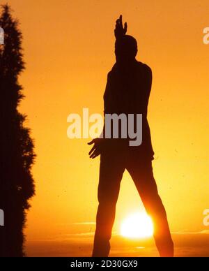 La statua di Lord Carson, l'ex leader unionista, si staglia mentre il sole tramonta sul Castello di Stormont a Belfast. L'Assemblea dell'Irlanda del Nord si è riunita oggi per eleggere i ministri del governo per le province, il primo esecutivo di power sharing in assoluto. Foto Stock