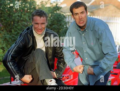 Il pilota di Formula uno Eddie Irvine con il presentatore televisivo della Big Breakfast Johnny Vaughan alla Big Breakfast House di Londra. Foto Stock