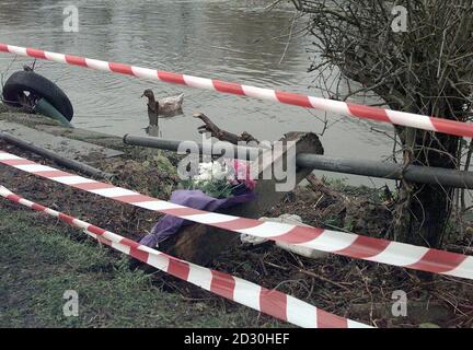 Tributi floreali siedono sulla riva del Tamigi , sul luogo dell'incidente dove un'auto scivolò nel Tamigi a Shepperton il 12/12/99 notte, annegando una giovane ragazza. Foto Stock