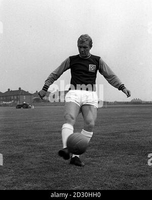 Capitano di West Ham United e Inghilterra, calciatore Bobby Moore giocolando un calcio in allenamento. Foto Stock