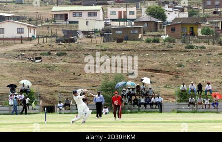 Michael Atherton in Inghilterra segna 4 corse, contro una provincia unita di confine-est XI al posto dell'acqua, Ntselamanzi, una cittadina fuori Alice, Sudafrica, durante il tour di cricket in Inghilterra del Sud Africa e dello Zimbabwe. Foto Stock