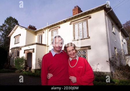 Neil e Christine Hamilton, fuori dalla loro casa ad Alderley Edge, Cheshire. L'ex ministro della Tory, disgraziato, è rimasto di fronte a costi legali di un milione di sterline dopo il suo fallito caso di diffamazione contro Mohammed al Fayed e può essere costretto a vendere la sua casa nel 700,000. Foto Stock