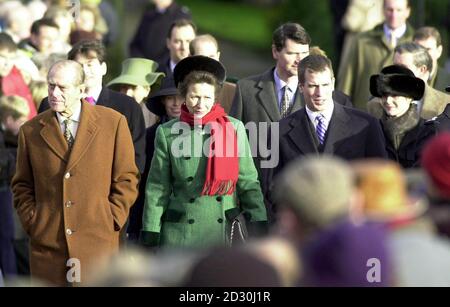 Il Duca di Edimburgo (a sinistra) e la Principessa reale (al centro) con suo figlio Peter Phillips arrivano alla chiesa parrocchiale di Sandringham per il loro tradizionale servizio di Natale. *la Regina e la Regina Madre, di 99 anni, condurranno i reali in adorazione alla Chiesa di Santa Maria Maddalena, nei terreni della tenuta reale di Norfolk. Foto Stock