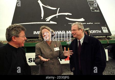 Chris Smith, Segretario di Stato per la cultura, i media e lo sport (R) con il reporter televisivo della BBC Kate Adie e l'architetto Professor Daniel Libeskind al lancio dei lavori di costruzione dell'Imperial War Museum North, a Trafford, Greater Manchester. Foto Stock