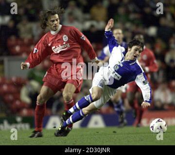 Damien Johnson di Blackburn Rovers (a destra) si fa un giro mentre cerca di superare il Patrik Berger di Liverpool durante la partita di football della fa Cup Fourth Round ad Anfield. Foto Stock