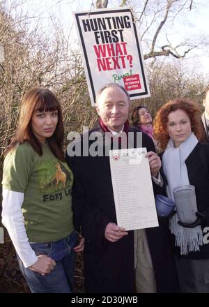 Ken Livingstone con la Catalina Guirado (l) di TFI Friday e Barbara Drennan di Brookside a Greenwich Park, dove ha sepolto una capsula del tempo contenente un elenco di scroll che elenca le pietre miliari del benessere degli animali, e che ha suggerito che un divieto di caccia dovrebbe essere il prossimo . benessere degli animali realizzazione del governo di Tony Blair Foto Stock