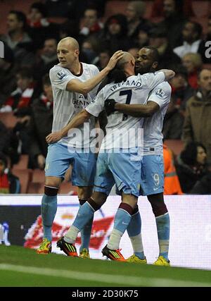 Darren Bent (a destra) di Aston Villa si congratula con il suo team I compagni Alan Hutton (a sinistra) e Stephen Ireland (al centro) dopo aver segnato il loro secondo obiettivo Foto Stock