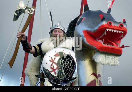 Un guizer della squadra Jarl di Shetlanders vestita come vikings saluta la folla da sulla cima della cucina, una longship di legno di 30 piedi a Lerwick, isole Shetland, come parte del tradizionale festival pagano di Up Helly AA. La cucina sarà bruciata dai guizzatori in una cerimonia. Foto Stock