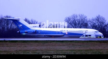 Il dirottato Ariana Airlines Boeing 727, all'aeroporto di Stansted, Essex, dove circa 150 persone, tra cui 21 bambini, sono trattenute da un massimo di 10 dirottatori armati che hanno preso il controllo del jet su un volo interno in Afghanistan. I veicoli di fornitura hanno effettuato consegne. Foto Stock