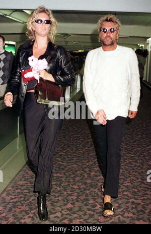 Rod Stewart e sua moglie Rachel Hunter all'aeroporto di Heathrow oggi (martedì) prima di partire per Dubai per la Coppa del mondo di Dubai di sabato - la corsa di cavalli più ricca del mondo. Foto Tim Ockenden/PA. Foto Stock