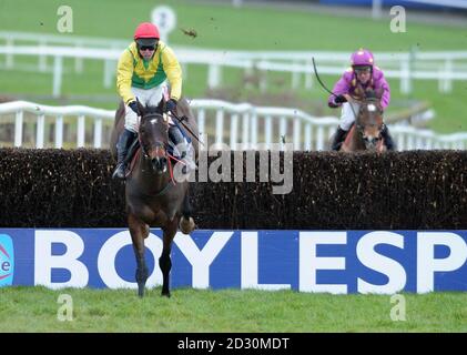 Sizing Europe (left) guidato da Andrew Lynch continua a vincere il Boylesports.com Tained Cottage Steeplechase davanti a Big Zeb e Jockey Robbie Power durante Boylesports.com Chase Raceday al Punchestown Racecourse, C Kildare, Irlanda. Foto Stock