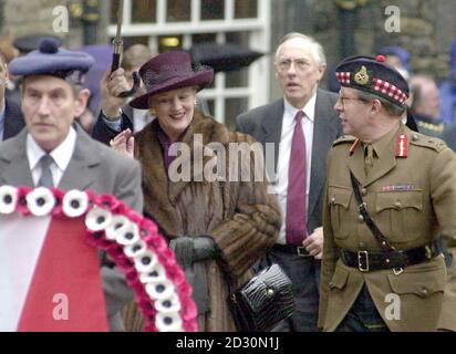 La regina di Danimarca arrivò per un pranzo dato dal primo ministro Donald Dewar. È stata inoltre incontrata dall'ufficiale generale che comandava Mark Strudwick (a destra). Il pranzo si tenne nella Grande Sala del Castello di Edimburgo. Foto Stock