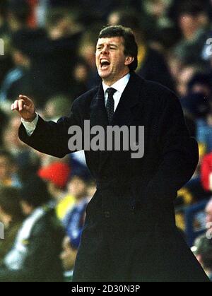 Questa immagine può essere utilizzata solo nel contesto di una funzione editoriale. Il manager LEED United David o'Leary esorta la sua squadra, durante la partita di calcio della fa Premiership contro Manchester United a Elland Road, Leeds. Manchester United ha vinto 1-0. Foto Stock