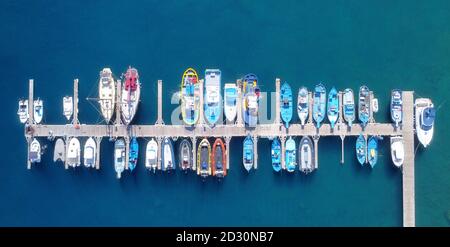 Vista panoramica aerea sulle barche ormeggiate nel molo, il drone girato direttamente sopra. Foto di alta qualità Foto Stock