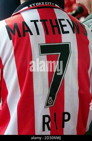 Un fan di Stoke City rende omaggio al compianto Sir Stanley Matthews allo stadio Britannia di Stoke City. Ci si aspetta che circa 100,000 persone si dirigano lungo il percorso della leggenda di Stoke City, il viaggio finale di Sir Stanley attraverso la sua amata città. * il corteo funebre inizierà dallo stadio Britannia alle 11:30, prima di passare attraverso le Potterie alla chiesa di San Pietro. Foto Stock