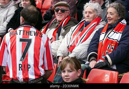 I fan di Stoke City giovani e anziani rendono omaggio al compianto Sir Stanley Matthews allo stadio Britannia di Stoke City. Ci si aspetta che circa 100,000 persone si allineino al percorso della leggenda di Stoke City, Sir Stanley, attraverso la sua amata città. * il corteo funebre inizierà dallo stadio Britannia alle 11:30, prima di attraversare le ceramiche per raggiungere la chiesa di San Pietro. Foto Stock