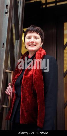 Helen Boaden si trova all'ingresso della Broadcasting House, Londra. Fu nominata controllore della BBC radio 4 , succedendo a James Boyle che si ritirò alla fine di marzo 2000. 22/07/04: Helen Boaden, che sarà il direttore di BBC News. Attualmente controllore di radio 4 e BBC7, prende il controllo da Richard Sambrook, che sta per prendere un nuovo posto come direttore del servizio mondiale della BBC. Foto Stock