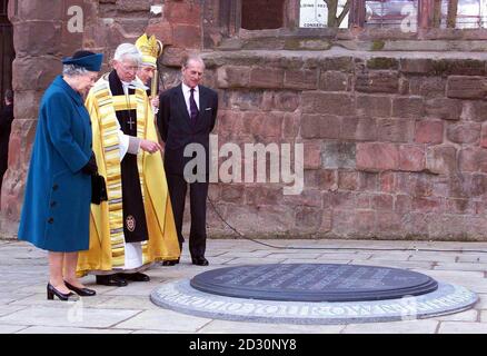 La Regina e il Principe Filippo, alle rovine della vecchia cattedrale di Coventry di fronte a una targa sul fronte casa. Durante un giorno di ricordo per coloro che hanno lavorato sul fronte casa durante la seconda guerra mondiale. Foto Stock