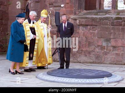 La Regina e il Principe Filippo, alle rovine della vecchia cattedrale di Coventry di fronte a una targa sul fronte casa. Durante un giorno di ricordo per coloro che hanno lavorato sul fronte casa durante la seconda guerra mondiale. Foto Stock