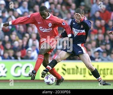 Il nuovo Emile Heskey (a sinistra) di Liverpool si inchinano con Paul Thirlwell di Sunderland durante la partita fa Carling Premiership ad Anfield, Liverpool. Punteggio finale Liverpool 1 Sunderland 1. Foto Stock