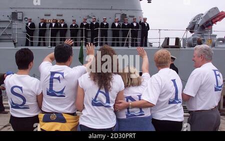 Le famiglie si affacciano sul Royal Naval Dockyard di Portsmouth per dare un'occhiata ai loro cari che ritornano sull'HMS Exeter. Il Destroyer è stato via in un tour di sei mesi di servizio, di cui quattro mesi nel Golfo dell'Iraq. *la famiglia di Sean Smith, ingegnere marittimo leader di Colchester, in Essex, scelse un modo di fare un'ammirazione di alto profilo visto dalla nave da guerra in avvicinamento ( Sean Smith raffigurato sventolando molto a destra dalla nave). E' l'ultima nave a ritornare di quelli che non hanno festeggiamenti all'inizio del secolo. Foto Stock